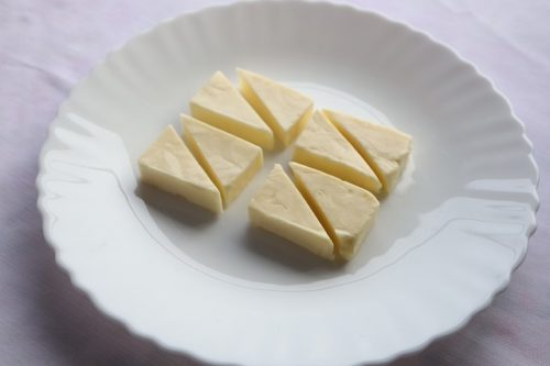 チーズを三角に切っているところ